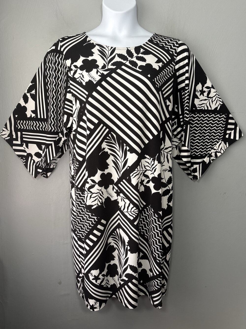 Chicos Dress 2 Size Large Black White Geometric Floral Stretch Knit Retro Shift